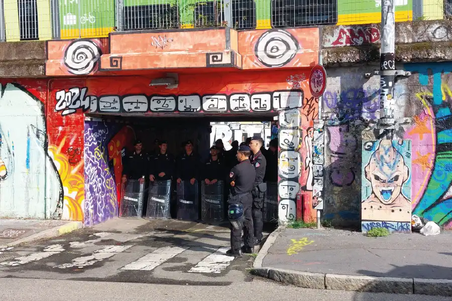 Ingresso del centro sociale Leoncavallo a Milano, sgomberato nell’agosto 2025, simbolo della sinistra antagonista e ora chiusura celebrata dalla destra.